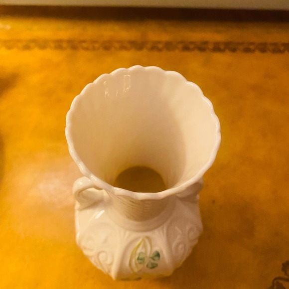 Belleek Ireland Shamrock Celtic Vase with Harp Shaped Twin Handles 1980s - Picture 5 of 6